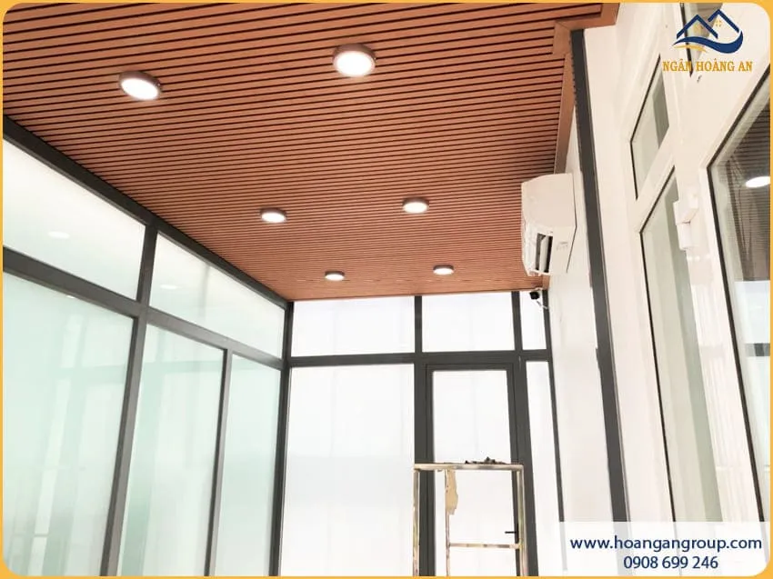 Ốp Trần Nhà Ở Ngoài Trời Với Lam Sóng Kosmos Light Wood Ốp Trần Nhà Ở Ngoài Trời Với Lam Sóng Kosmos Light Wood