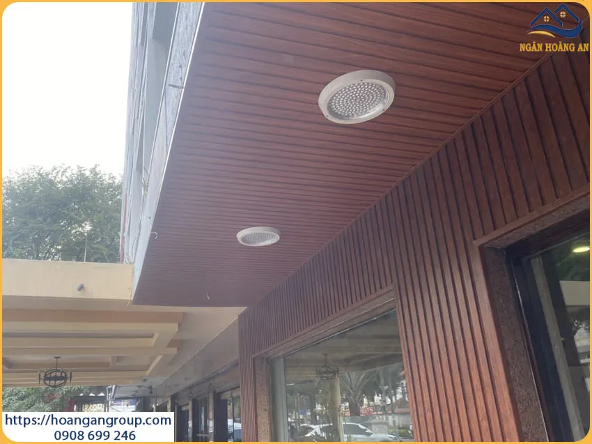 Ốp Trần Nhựa Giả Gỗ Cho Quán Ăn Tại Thủ Đức TPHCM