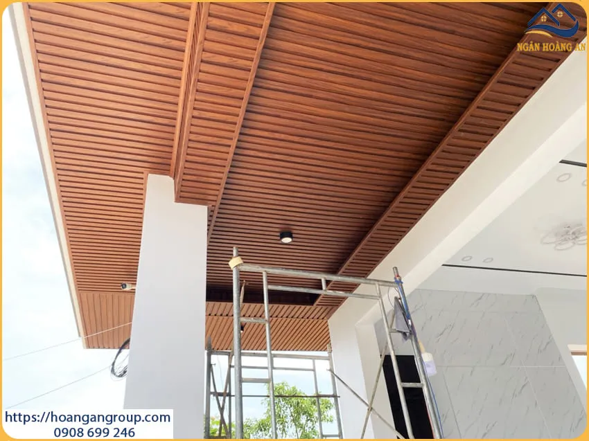 Ốp Trần Mái Hiên Lam Sóng Nhựa Giả Gỗ Tại Quận 6 TPHCM