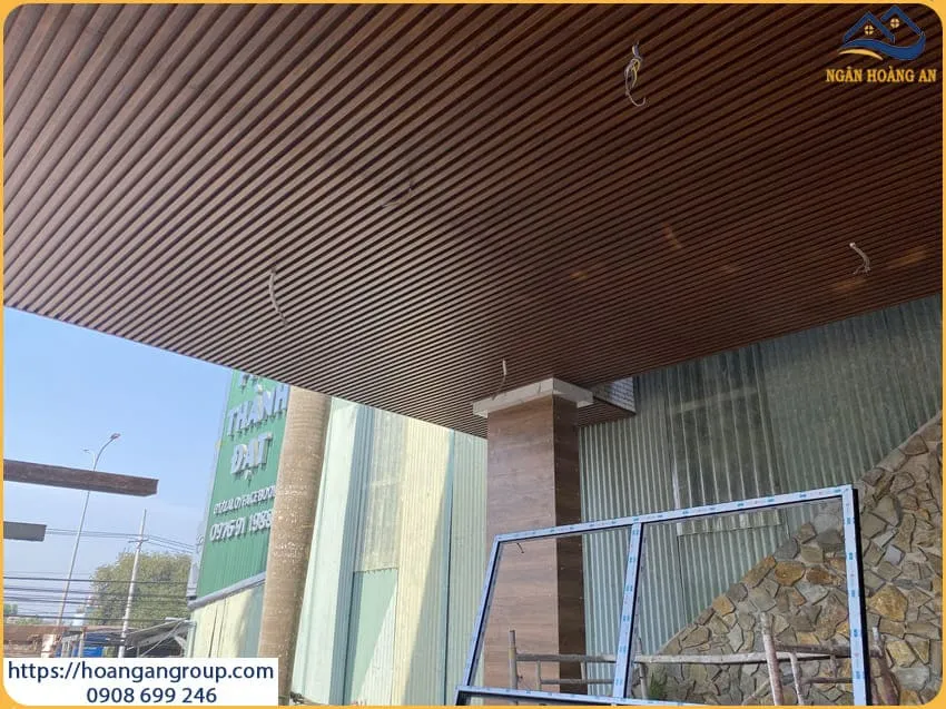 Ốp Trần Nhựa Lam Sóng Giả Gỗ Cho Nhà Ở Tại Tân Bình TPHCM