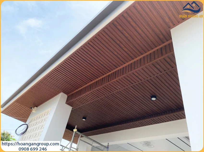 Ốp Trần Nhựa Lam Sóng Giả Gỗ Tại Quận 11 TPHCM