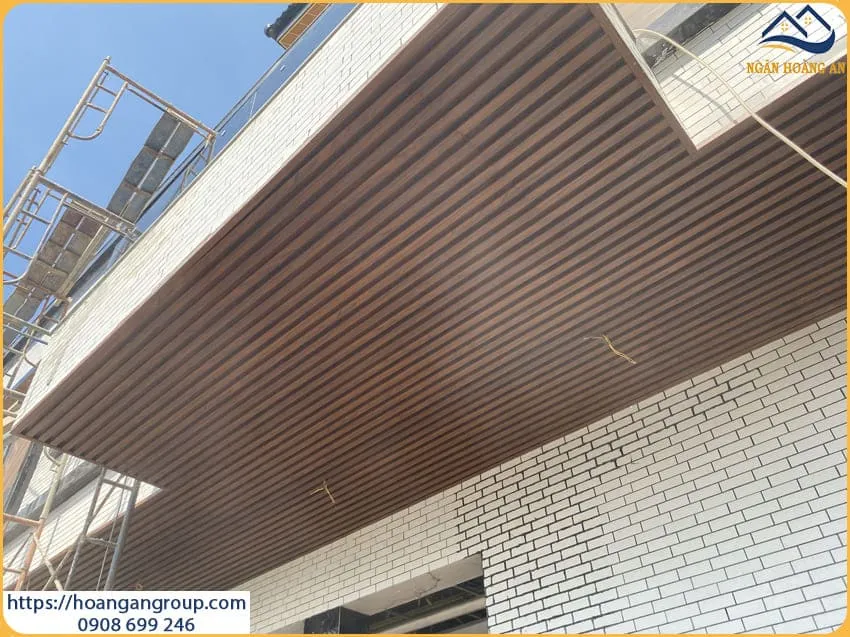 Ốp Trần Nhựa Lam Sóng Giả Gỗ Cho Mái Hiên Tại Quận 4 TPHCM