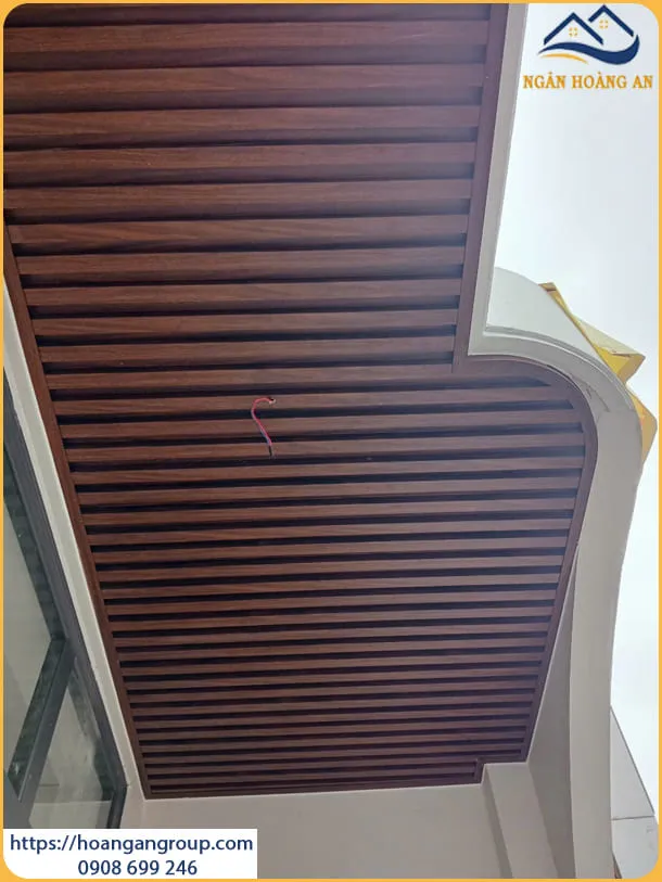 Ốp Trần Nhựa Lam Sóng Giả Gỗ Tại Thủ Đức TPHCM