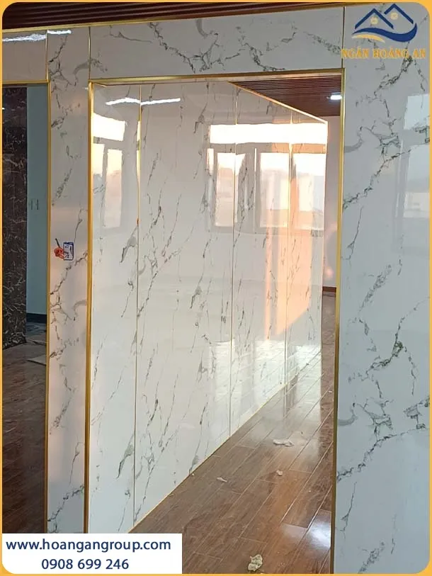 Thi Công Ốp Tường Tấm PVC Nhựa Giả Đá Sang Trọng Cho Không Gian