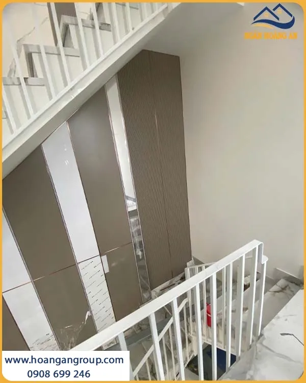 Ốp Tường Than Tre Kosmos Được Lắp Đặt Thời Thượng Cho Cầu Thang Ốp Tường Than Tre Kosmos Được Lắp Đặt Thời Thượng Cho Cầu Thang