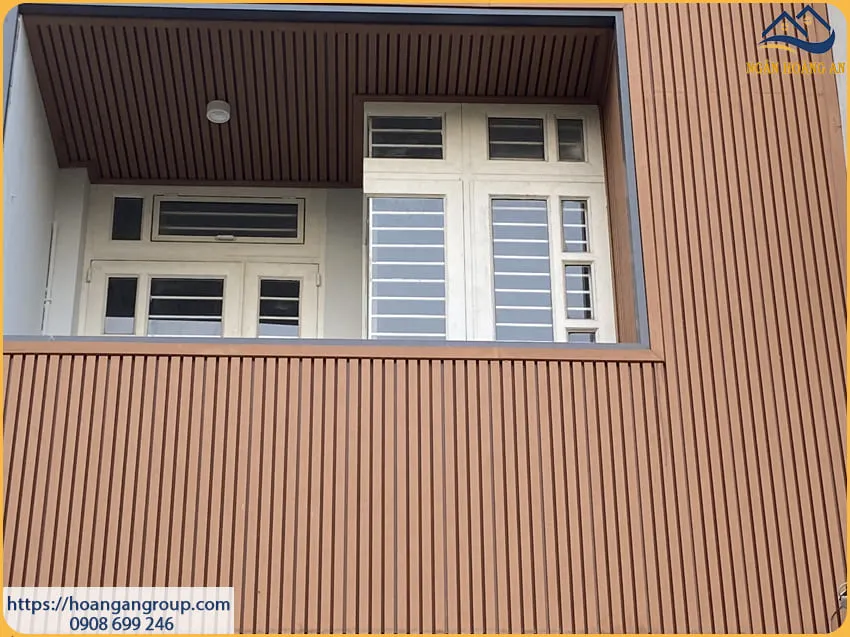 Ốp Tường Lam Sóng Gỗ Nhựa Ngoài Trời Cho Mặt Tiền Tại Quận 10 TPHCM
