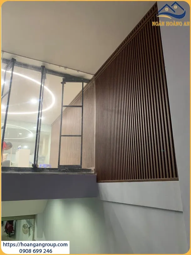 Ốp Tường Nhựa Lam Sóng Giả Gỗ Cho Văn Phòng Tại Quận 10 TPHCM Ốp Tường Nhựa Lam Sóng Giả Gỗ Cho Văn Phòng Tại Quận 10 TPHCM