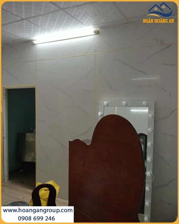 Thi Công Tấm PVC Giả Đá Hobiwood Màu Sắc Ấn Tượng Cho Phòng Ngủ