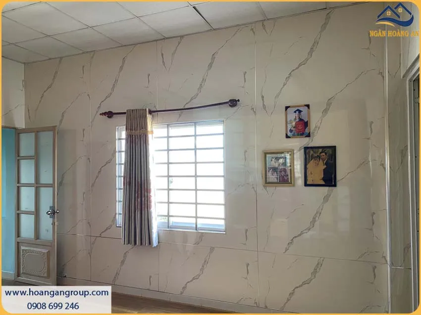 Tường Phòng Khách Được Ốp Tường Tỉ Mỉ Bởi Tấm Nhựa PVC Giả Đá