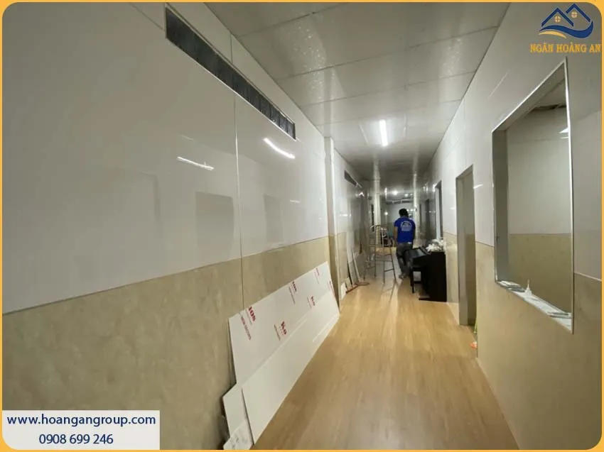 Thi Công Ốp Tường Tấm PVC Nhựa Giả Đá Chắc Chắn Cho Không Gian Sống