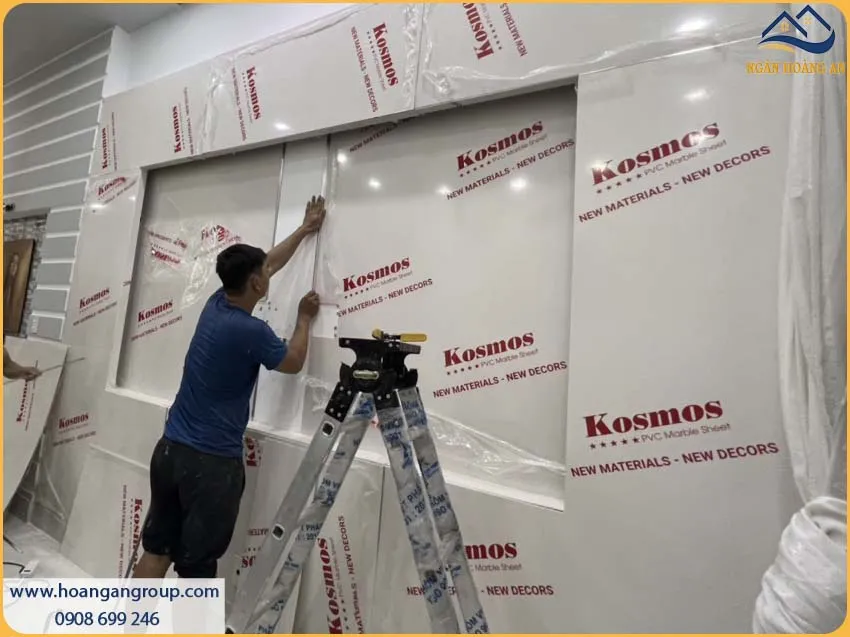 Phòng Khách Được Ốp Tường Bằng Tấm Nhựa PVC Trắng Trơn Đẹp Và Thu Hút Phòng Khách Được Ốp Tường Bằng Tấm Nhựa PVC Trắng Trơn Đẹp Và Thu Hút