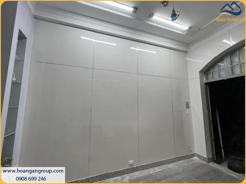 Phòng Khách Được Ốp Tường Bằng Tấm Nhựa PVC Trắng Trơn Đẹp Và Thu Hút Phòng Khách Được Ốp Tường Bằng Tấm Nhựa PVC Trắng Trơn Đẹp Và Thu Hút