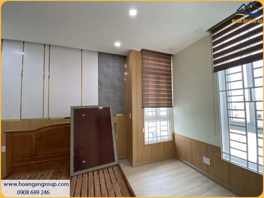 Thi Công Tấm Nhựa Nano Giả Gỗ IWood Cho Tường Nhà