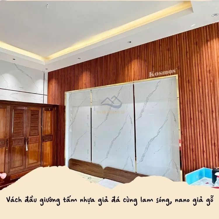 Ốp Vách Đầu Giường Bằng Tấm PVC Giả Đá Kết Hợp Với Lam Sóng