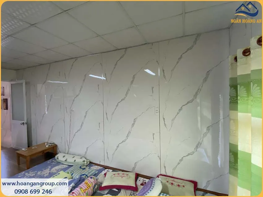 Tấm PVC Giả Đá Tạo Điểm Nhấn Cho Vách Phòng Ngủ