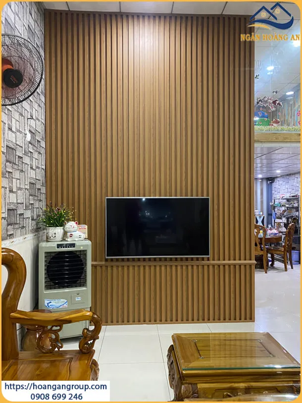 Ốp Tường Nhựa Giả Gỗ Cho Phòng Khách Tại Quận 7 TPHCM Ốp Tường Nhựa Giả Gỗ Cho Phòng Khách Tại Quận 7 TPHCM