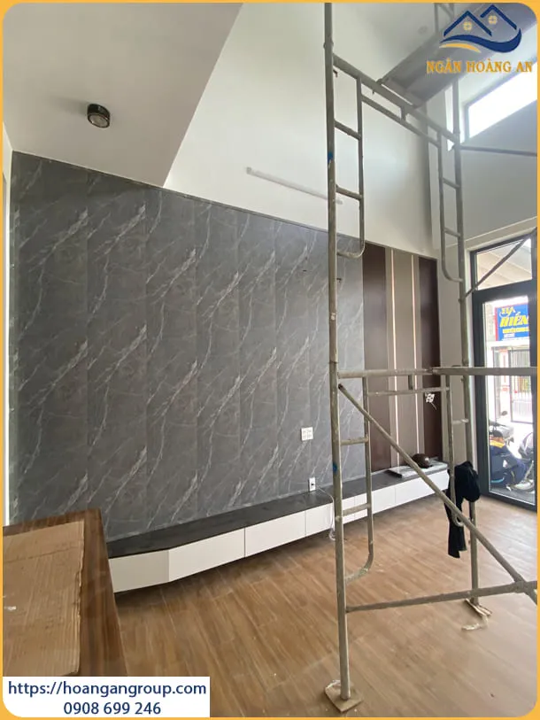 Ốp Tường Vách Tivi Nhựa Lam Sóng Nano Giả Gỗ Tại Nhà Bè TPHCM