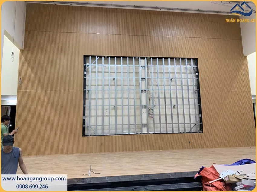 Ốp Tường Khu Vực Hội Trường Trường Học Với Lam Sóng Giả Gỗ