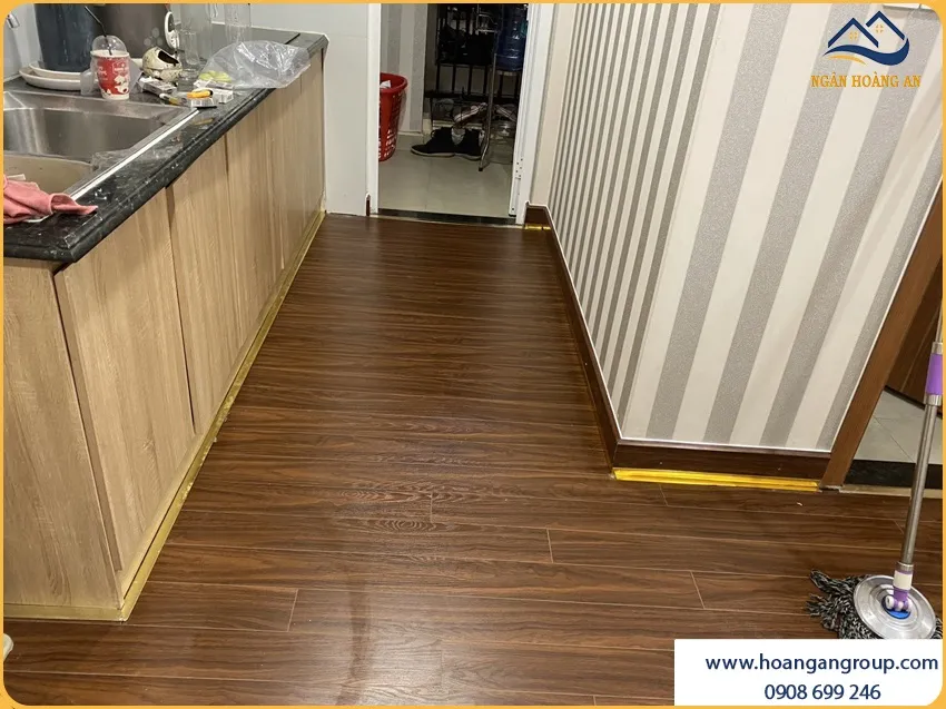 Tạo Điểm Nhấn Cho Khu Vực Bếp Với Sàn Gỗ Công Nghiệp