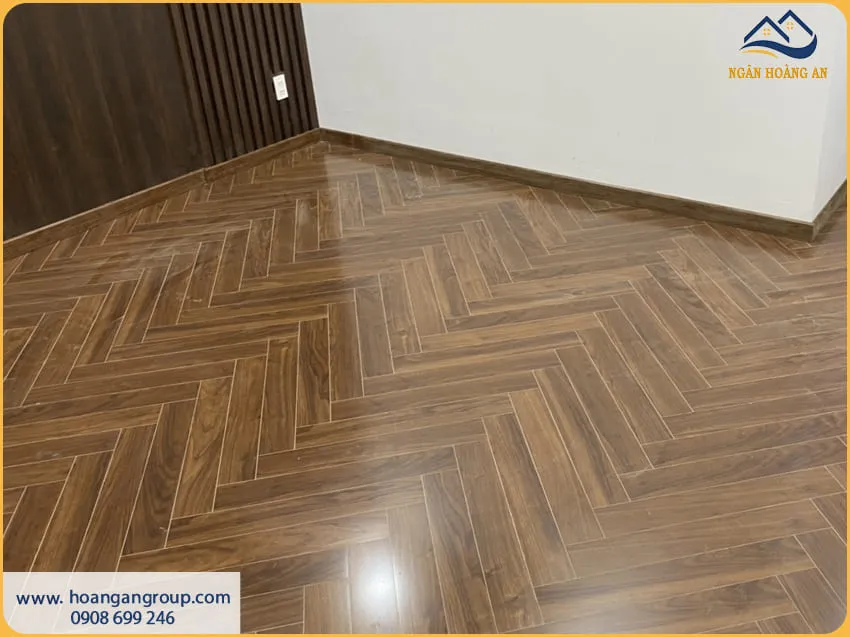 Phòng Khách Lót Sàn Gỗ Xương Cá Công Nghiệp Đẹp Và Sang Trọng