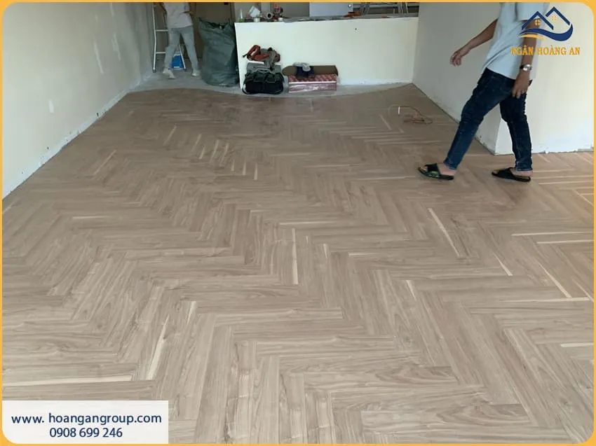 Phòng Khách Lót Sàn Gỗ Xương Cá Công Nghiệp Đẹp Và Sang Trọng