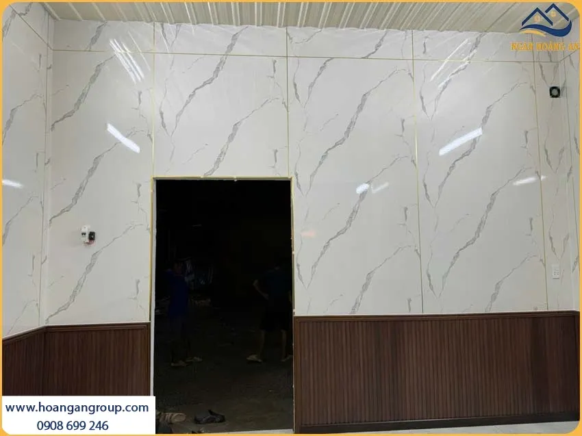 Thi Công Ốp Tường PVC Giả Đá Kosmos Kết Hợp Lam Sóng iWood Sự Kết Hợp Độc Đáo