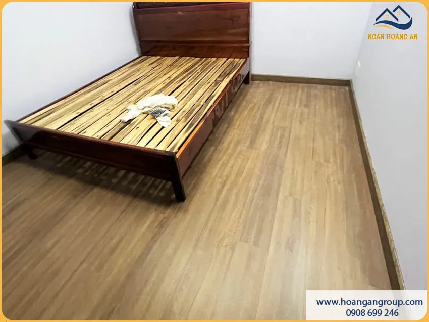 Phòng Ngủ Căn Hộ Thoáng Mát Nhờ Lát Sàn Nhựa Hèm Khoá