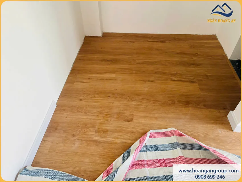 Phòng Ngủ Thêm Ấm Cúng Nhờ Lát Sàn Nhựa Hèm Khoá Phòng Ngủ Thêm Ấm Cúng Nhờ Lát Sàn Nhựa Hèm Khoá