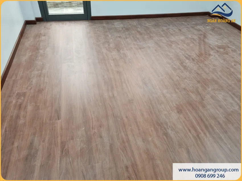 Phòng Ngủ Thoáng Mát Với Sàn Nhựa Hèm Khoá