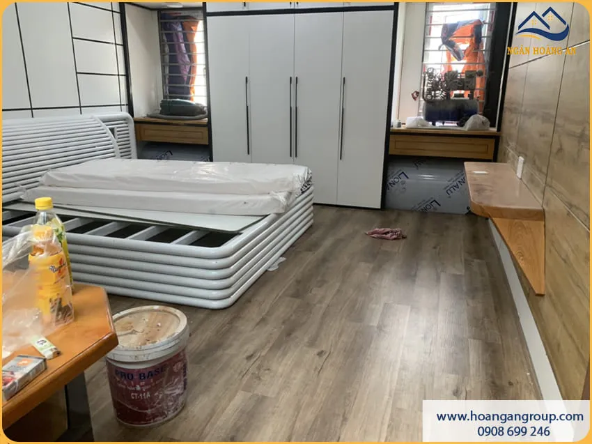 Phòng Ngủ Thoáng Mát Với Sàn Nhựa Hèm Khoá
