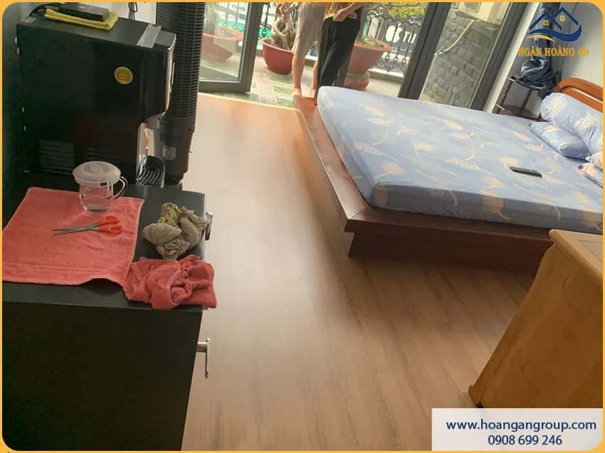 Phòng Ngủ Thoáng Mát Với Sàn Nhựa Hèm Khoá