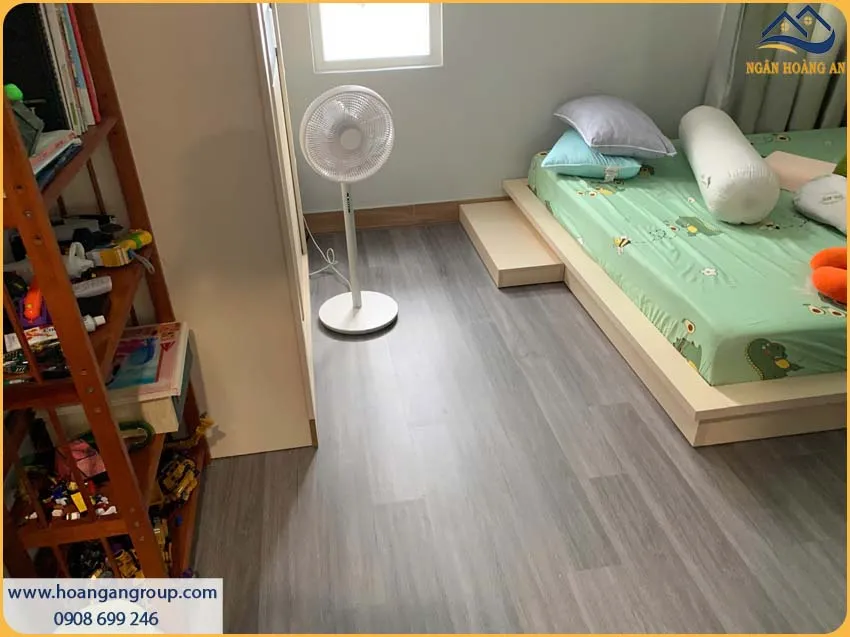 Phòng Ngủ Phong Cách Tối Giản Với Sàn Nhựa Hèm Khóa