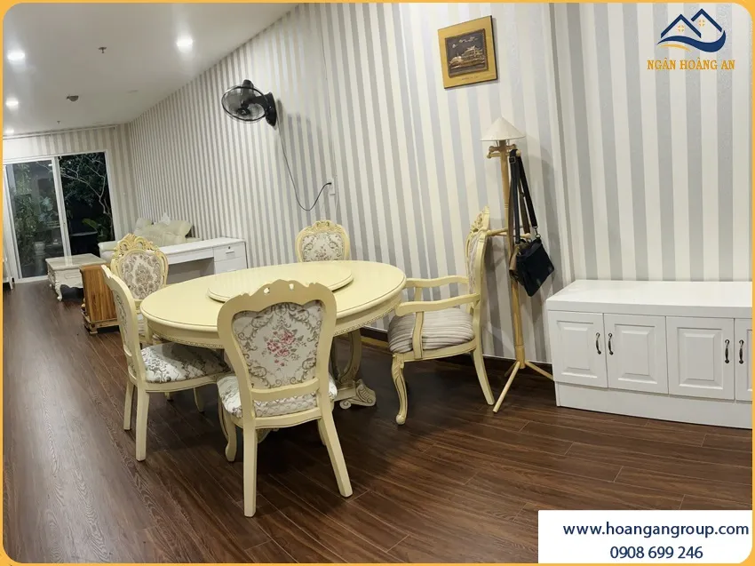 Phòng Bếp Hiện Đại Với Sàn Gỗ Công Nghiệp Vân Gỗ
