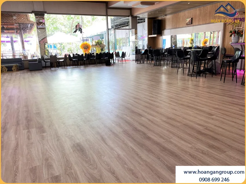 Không Gian Nhà Hàng Đồng Bộ Với Sàn Gỗ Công Nghiệp