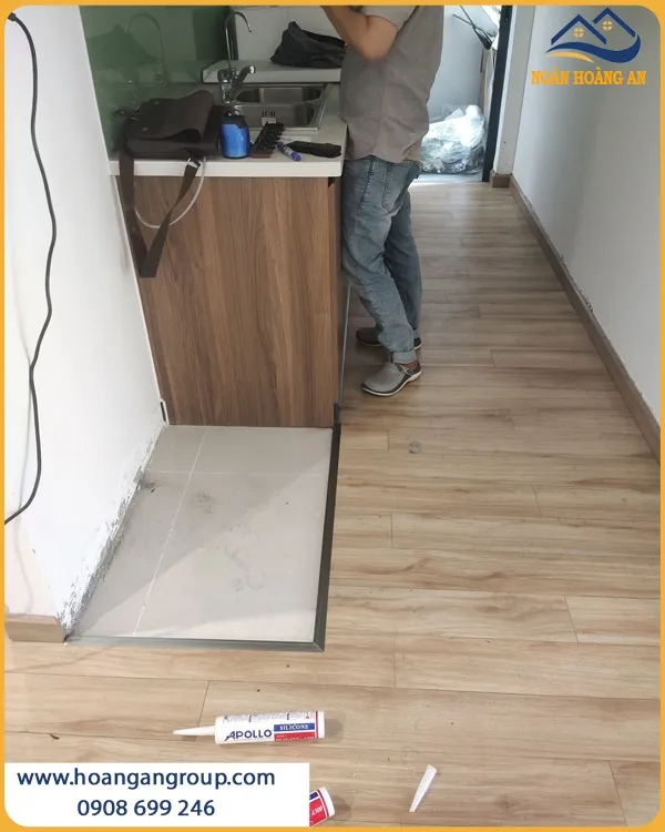 Lót Sàn Gỗ Công Nghiệp Cho Phòng Bếp Nhà Phố