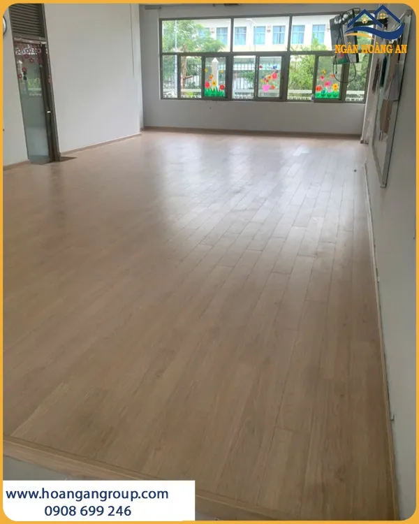 Sàn Gỗ Công Nghiệp Vân Gỗ Sáng Giúp Không Gian Học Tập Thoáng Đẹp
