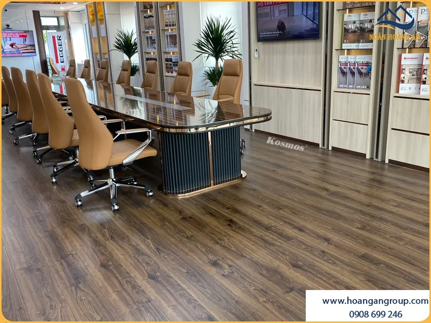 Sàn Gỗ Công Nghiệp Vân Gỗ Tự Nhiên Cho Phòng Họp Hiện Đại
