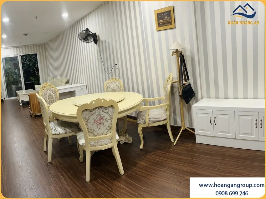 Sàn Gỗ Công Nghiệp Chống Trầy Phù Hợp Không Gian Nấu Ăn