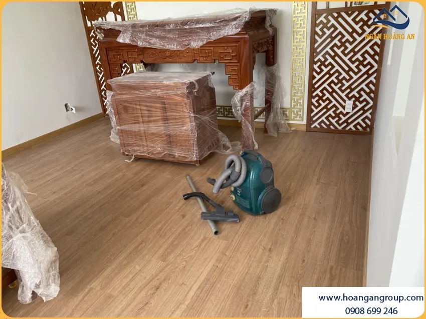 Mẫu Sàn Gỗ Công Nghiệp Phối Hài Hòa Với Nội Thất Gỗ Trong Phòng Thờ