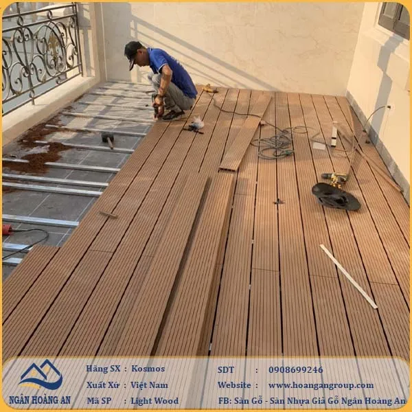 Thợ Tiến Hành Cắt Tấm Sao Cho Đẹp Mắt Và Có Độ Hao Hụt Thấp Nhất
