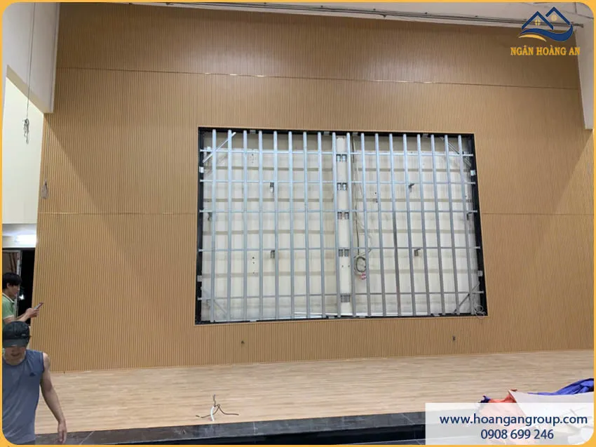 Sân Khấu Gọn Đẹp Sau Khi Lát Sàn Nhựa Hèm Khoá