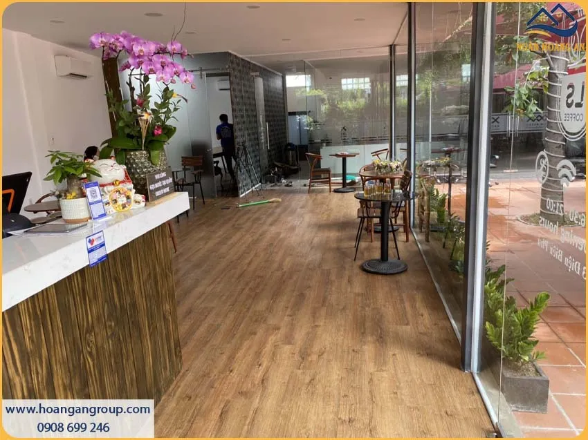 Thi Công Sàn Nhựa Dán Keo Cho Quán Cafe, Nhà Hàng Và Dịch Vụ