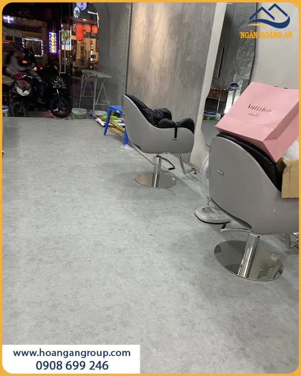 Sàn Nhựa Dán Keo Chống Trơn Trượt Phù Hợp Cho Salon Tóc