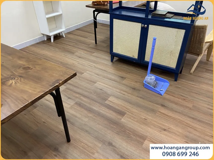 Sàn Nhựa Dán Keo Chống Trơn Trượt Phù Hợp Cho Văn Phòng Sàn Nhựa Dán Keo Chống Trơn Trượt Phù Hợp Cho Văn Phòng