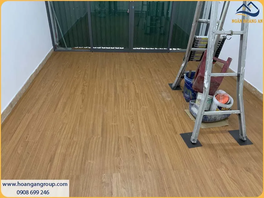 Hoàn Thiện Phòng Khách Căn Hộ Với Sàn Nhựa Dán Keo Giả Gỗ
