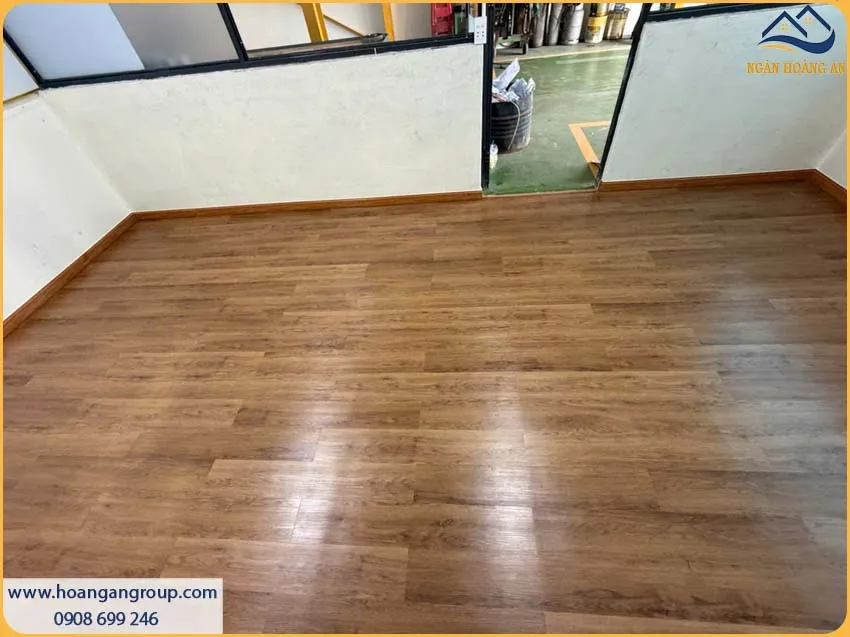 Sàn Nhựa Dán Keo Vân Gỗ Cho Không Gian Văn Phòng Chuyên Nghiệp