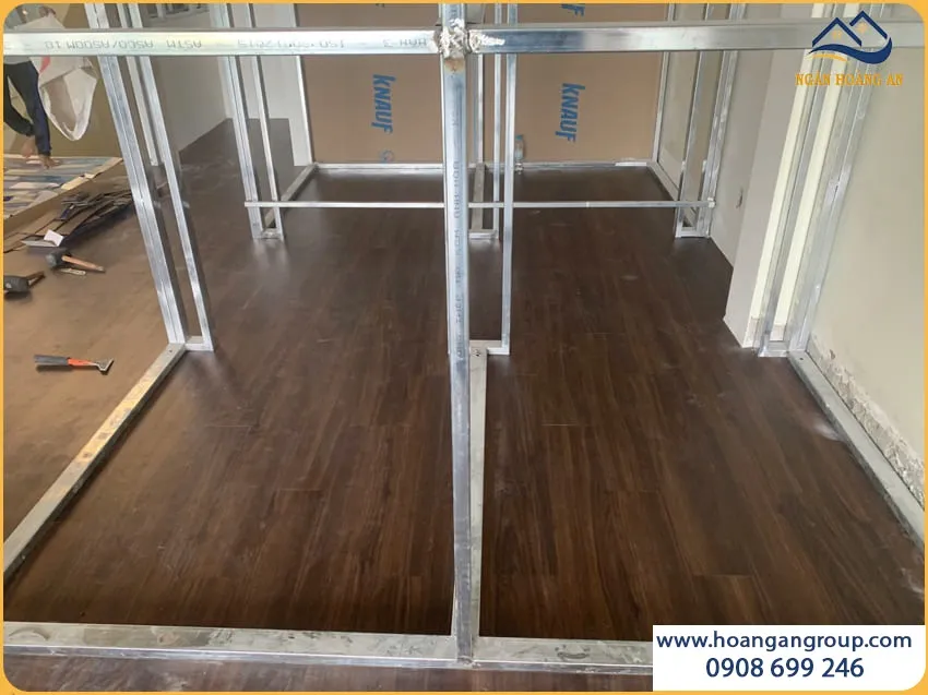 Sàn Nhựa Dán Keo Giải Pháp Lát Sàn Tiết Kiệm