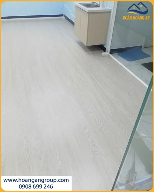 Sàn Nhựa Dán Keo – Giải Pháp Sạch Đẹp Cho Mọi Không Gian