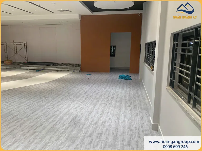 Sàn Nhựa Dán Keo – Giải Pháp Sạch Đẹp Cho Trung Tâm Thương Mại 