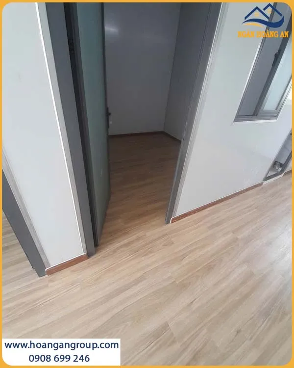 Thi Công Sàn Nhựa Dán Keo Vân Gỗ Tông Trầm Sang Trọng
